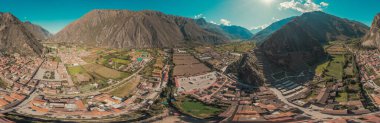 Ollantaytambo, Peru. Pinkuylluna, Kutsal Vadi 'deki İnka depoları. Ollantaytambo, And Dağları 'ndaki kutsal vadideki eski İnka kalesi.