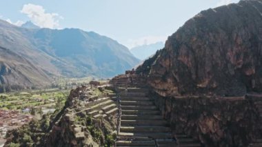 Ollantaytambo, Peru. Pinkuylluna, Kutsal Vadi 'deki İnka depoları. Ollantaytambo, And Dağları 'ndaki kutsal vadideki eski İnka kalesi.