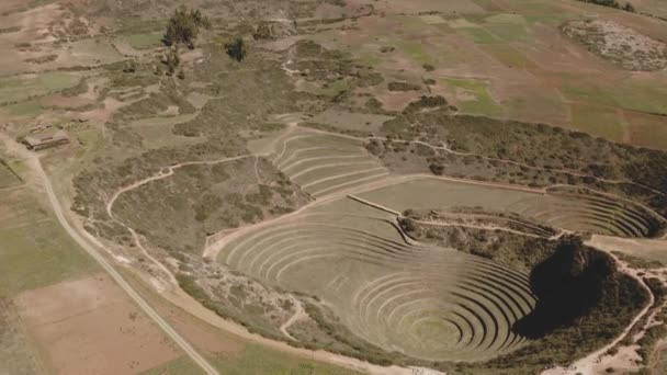 集中的なテラス インカ周期 モレイウルバンバレーペルー マラス クスコ ペルーのいくつかのテラスされた円形のうつ病のインカの遺跡 — ストック動画