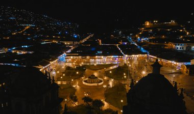 Cusco 'daki Plaza de Armas' ın hava manzarası. Peru. Cusco, Peru - Plaza de Armas, Andes Dağları 'nda sömürge İspanyol mimarisi, Güney Amerika.