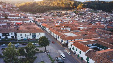 Cusco, Peru, Güney Amerika 'nın yüksek açılı manzarası. Cusco hava görüntüsü