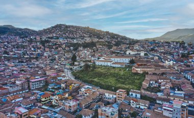 Cusco, Peru, Güney Amerika 'nın yüksek açılı manzarası. Cusco hava görüntüsü