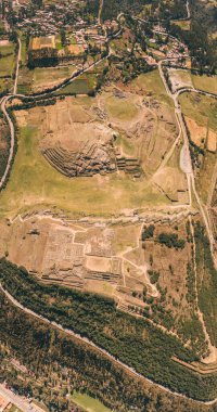 Peru, Cusco 'nun dışındaki Sacsayhuaman' ın inka harabelerinin hava manzarası. Antik İnka kalesinin arkeolojik alanı.