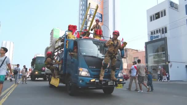 ペルー 2023年7月29日 ブラジルの主要通りの7月28日独立記念日のペルー軍事パレード — ストック動画