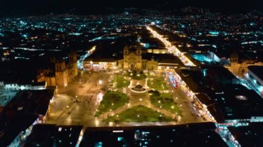 Cusco 'daki Plaza de Armas' ın hava manzarası. Peru. Cusco, Peru - Plaza de Armas, Andes Dağları 'nda sömürge İspanyol mimarisi, Güney Amerika.