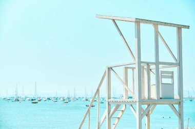 Okyanus geçmişi olan küçük ahşap bir ev. Kurtarma ekibi en az olan cankurtaran kulesi..