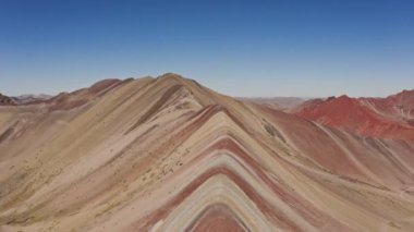 Gökkuşağı Dağı, Peru. Gökkuşağı Dağı, Peru 'da deniz seviyesinden 5200 metre yüksekliğe sahip bir dağdır. Renkli dağ popüler bir turizm merkezidir..