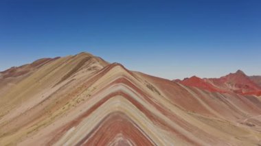 Gökkuşağı Dağı, Peru. Gökkuşağı Dağı, Peru 'da deniz seviyesinden 5200 metre yüksekliğe sahip bir dağdır. Renkli dağ popüler bir turizm merkezidir..