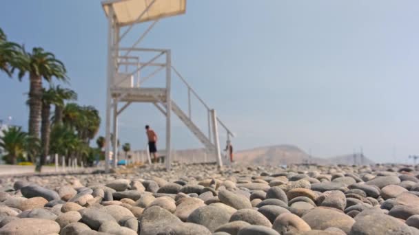 Sahil Koruma Kulesi Kurtarma Ekibiyle Kumsalda Ahşap Bir Gözlem Noktası — Stok video