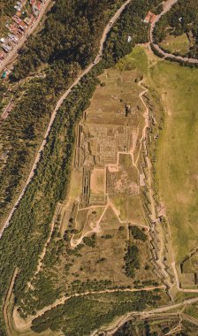 Peru, Cusco 'nun dışındaki Sacsayhuaman' ın inka harabelerinin hava manzarası. Antik İnka kalesinin arkeolojik alanı.
