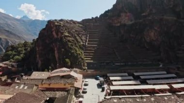 Ollantaytambo, Peru. Pinkuylluna, Kutsal Vadi 'deki İnka depoları. Ollantaytambo, And Dağları 'ndaki kutsal vadideki eski İnka kalesi.
