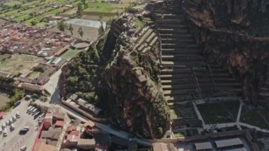 Ollantaytambo, Peru. Pinkuylluna, Kutsal Vadi 'deki İnka depoları. Ollantaytambo, And Dağları 'ndaki kutsal vadideki eski İnka kalesi.
