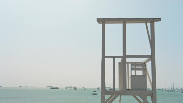 Beachguard Tower Minimal Mit Einer Rettung Ein Hölzerner Beobachtungsposten Strand — Stockvideo
