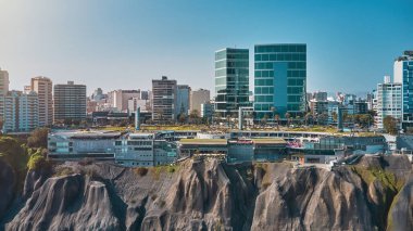 Peru 'daki Lima şehrinin panoramik hava manzarası. Miraflores ve Larcomar 'ın hava manzarası