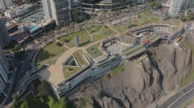 Peru 'daki Lima şehrinin panoramik hava manzarası. Miraflores ve Larcomar 'ın hava manzarası. Yüksek kalite 4k görüntü