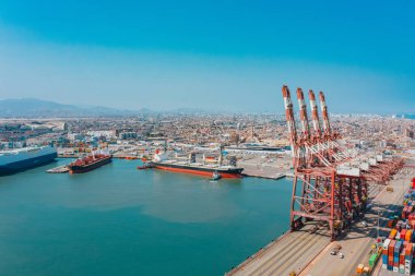 Lima, Peru 'daki Callao bölgesinin güney rıhtımının hava aracı görüntüsü. Callao 'nun genişleme projesi portu.