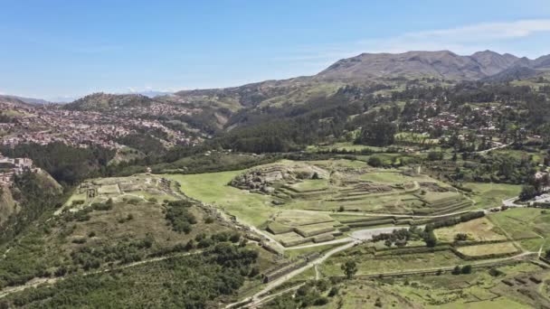 位于秘鲁库斯科市郊的Sacsayhuaman的Inca遗址的空中俯瞰 印加人古堡考古遗址 — 图库视频影像