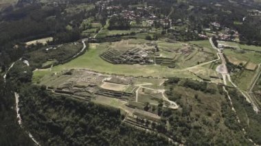 Peru, Cusco 'nun dışındaki Sacsayhuaman' ın inka harabelerinin hava manzarası. Antik İnka kalesinin arkeolojik alanı.