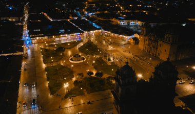 Cusco 'daki Plaza de Armas' ın hava manzarası. Peru. Cusco, Peru - Plaza de Armas, Andes Dağları 'nda sömürge İspanyol mimarisi, Güney Amerika.