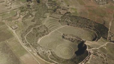 Eş merkezli teraslar İnka dönemi Moray Urubamba vadisi Peru. Moray Arkeolojik Alanı 'nın havadan görünüşü - Maras, Cusco, Peru' daki çeşitli teraslı dairesel çöküntülerin İnka kalıntıları.