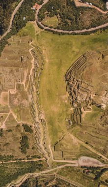 Peru, Cusco 'nun dışındaki Sacsayhuaman' ın inka harabelerinin hava manzarası. Antik İnka kalesinin arkeolojik alanı.