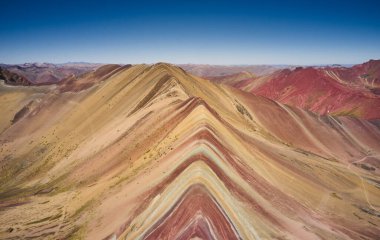 Gökkuşağı Dağı, Peru. Gökkuşağı Dağı, Peru 'da deniz seviyesinden 5200 metre yüksekliğe sahip bir dağdır. Renkli dağ popüler bir turizm merkezidir..