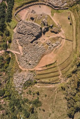 Peru, Qenko, Saqsaywaman arkeoloji parkında. Güney Amerika. Bu arkeolojik alan - İnka harabeleri - kireçtaşından yapılmıştır..