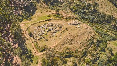 Peru, Qenko, Saqsaywaman arkeoloji parkında. Güney Amerika. Bu arkeolojik alan - İnka harabeleri - kireçtaşından yapılmıştır..