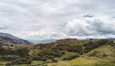 Tipik İnka taşı Puka Pukara, Quechuan 'da, Cusco, Peru yakınlarında kurulan kırmızı kale için.