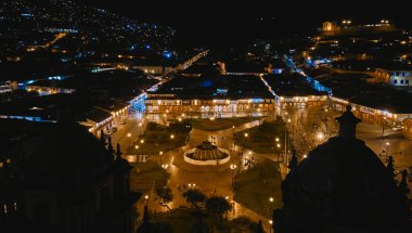 Cusco 'daki Plaza de Armas' ın hava manzarası. Peru. Cusco, Peru - Plaza de Armas, Andes Dağları 'nda sömürge İspanyol mimarisi, Güney Amerika.