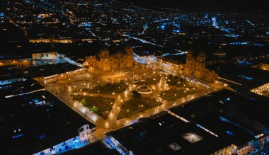 Cusco 'daki Plaza de Armas' ın hava manzarası. Peru. Cusco, Peru - Plaza de Armas, Andes Dağları 'nda sömürge İspanyol mimarisi, Güney Amerika.