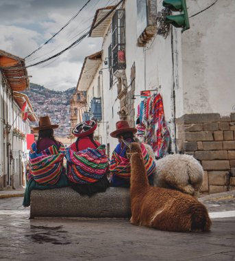 Cusco, Peru sokaklarında kimliği belirsiz kadınlar. Tüm Cusco şehri 1983 yılında UNESCO Dünya Mirası listesine alındı..