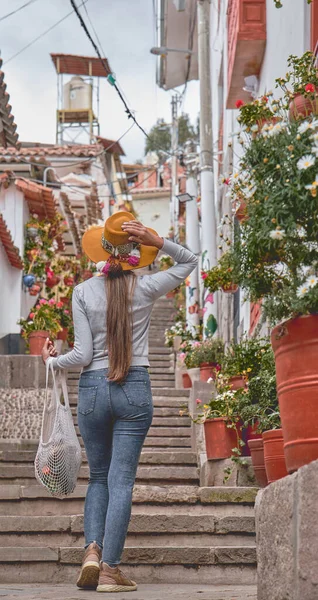 Güney Amerika 'da seyahat ediyor. Peru 'nun Cusco şehrinden Siete Borreguitos caddesini ziyaret eden mutlu turist kız..