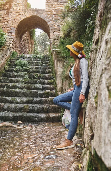 Viaggia Sud America Ragazza Esplorare Sapantiana Aquaduct Coloniale Nella Città — Foto Stock