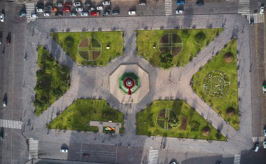 Plaza de Armas ve İsa Cemiyeti Kilisesi veya İsa 'nın Yoldaşlığı. Cusco, Peru