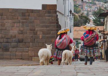 Cusco, Peru sokaklarında kimliği belirsiz kadınlar. Tüm Cusco şehri 1983 yılında UNESCO Dünya Mirası listesine alındı..