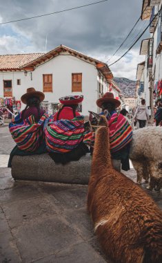 Cusco, Peru sokaklarında kimliği belirsiz kadınlar. Tüm Cusco şehri 1983 yılında UNESCO Dünya Mirası listesine alındı..