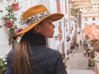 Güney Amerika 'da seyahat ediyor. Peru 'nun Cusco şehrinden Siete Borreguitos caddesini ziyaret eden mutlu turist kız..