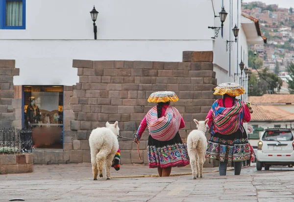 Cusco, Peru sokaklarında kimliği belirsiz kadınlar. Tüm Cusco şehri 1983 yılında UNESCO Dünya Mirası listesine alındı..