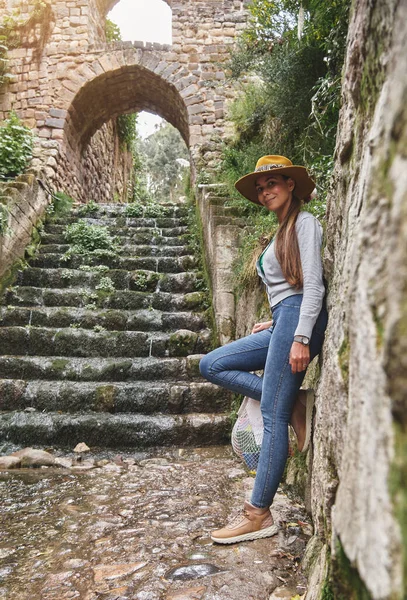 Viaggia Sud America Ragazza Esplorare Sapantiana Aquaduct Coloniale Nella Città — Foto Stock