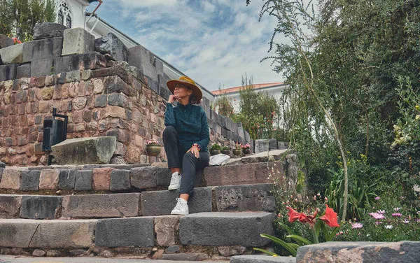 Elegante Turista Che Esplora Giardini Interni Qorikancha Cusco Perù Affascinante — Foto Stock