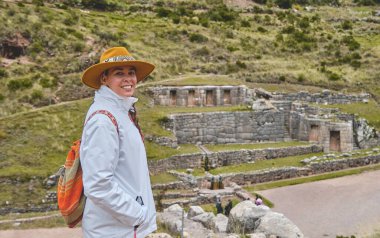 İnka su tapınağı, Tambomachay, Cusco bölgesi, Urubamba bölgesi, Peru 'daki tapınak kompleksini keşfeden güzel bir turist kız.