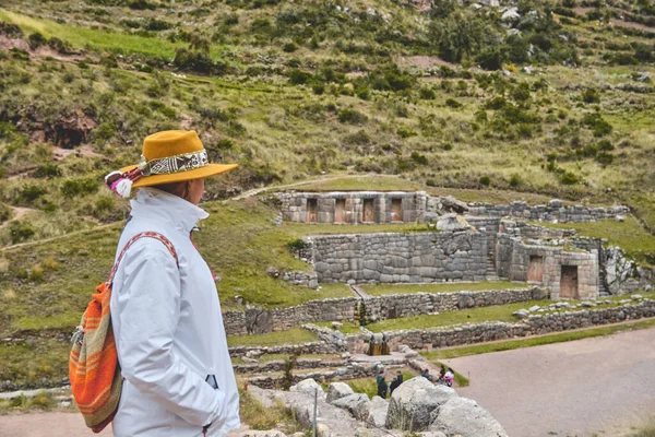 Vacker Turist Flicka Utforska Templet Komplexet Inka Vatten Helgedom Tambomachay — Stockfoto