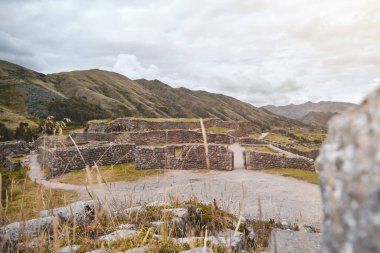 Cusco, Peru 'nun dışındaki Puka Pukara Kalesi' nin kalıntıları.