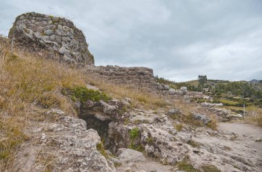Cusco, Peru 'nun dışındaki Puka Pukara Kalesi' nin kalıntıları.