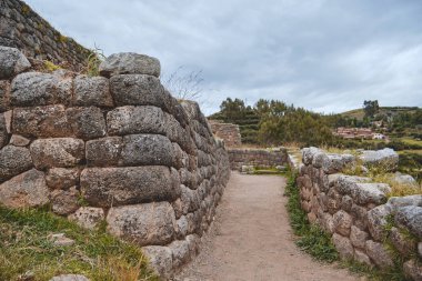 Cusco, Peru 'nun dışındaki Puka Pukara Kalesi' nin kalıntıları.