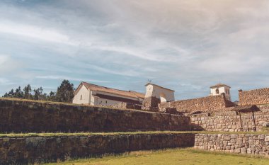 İsa 'nın Doğumu Kilisesi ve Chinchero, Peru' daki İnka kompleksi duvarları.