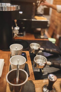 Espresso makinesi yakında, kahveci kahve yapıyor. Kahveyi barista konseptiyle yapmak