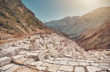 Maras Tuz Madenleri, yamaçta binlerce ayrı tuz havuzu, İnka dönemine dayanıyor, Peru. Maras, Cuzco, Peru 'daki tuzluk fabrikaları