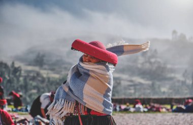 Perulu kadın İnka harabelerinde hediyelik eşya satıyor, Kutsal Vadi, Peru